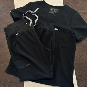 Women’s Medium, Figs Black Relaxed V-Neck Scrub Top and Joggers.
